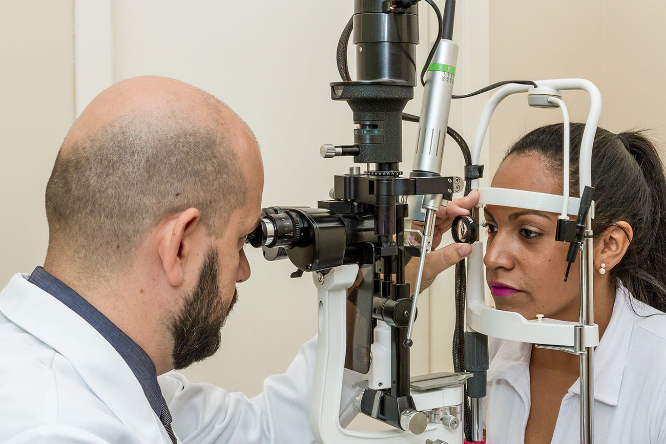 Lentes de contato só podem ser prescritas por oftalmologista